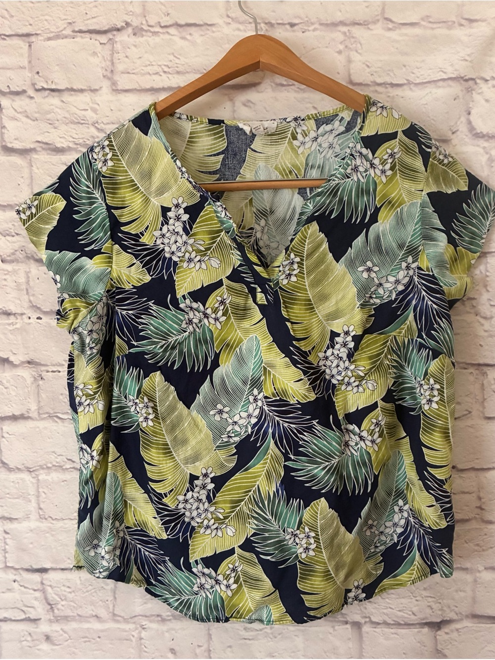Panama Jack Women’s Navy Linen Tropical Leaf Print V-Neck Top - 1X